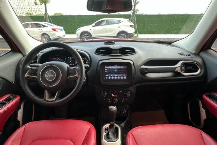 Used Jeep Renegade 2018 Connected Large Screen Version 180T Automatic High-Energy Edition Interior 3
