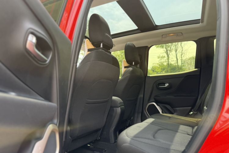 Used Jeep Renegade 2018 Connected Large Screen Version 180T Automatic High-Energy Edition Interior 3