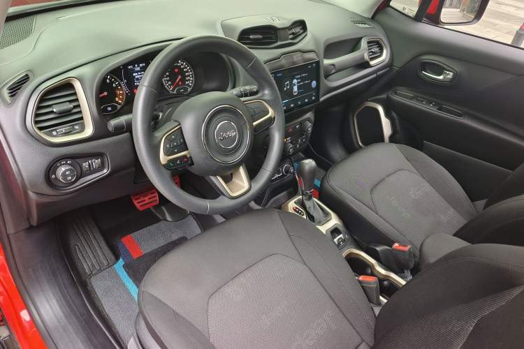 Used Jeep Renegade 2018 Connected Large Screen Version 180T Automatic High-Energy Edition Interior 3