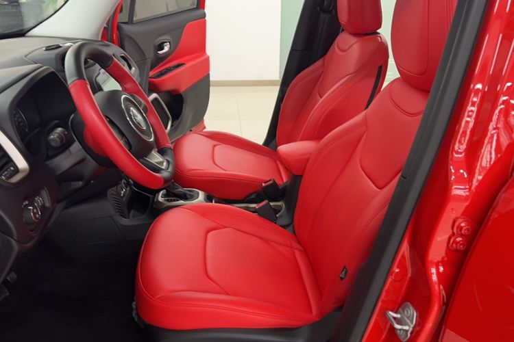 Used Jeep Renegade 2018 Connected Large Screen Version 180T Automatic High-Energy Edition Interior 3