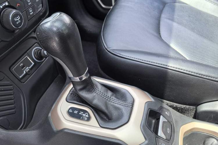 Used Jeep Renegade 2018 Connected Large Screen Version 180TS Automatic High-Energy Edition Interior 4