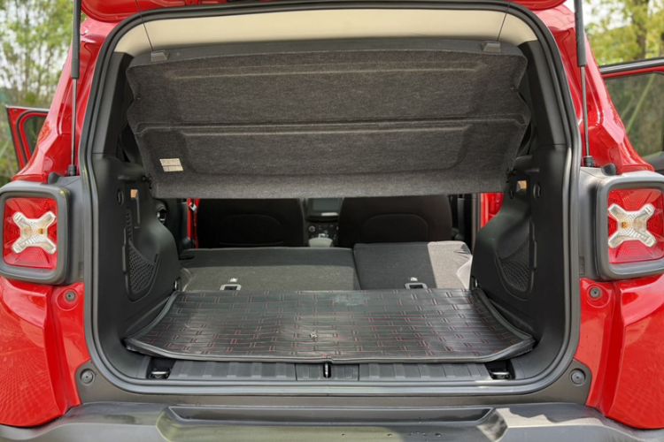 Used Jeep Renegade 2018 Connected Large Screen Version 180T Automatic High-Energy Edition Interior 4