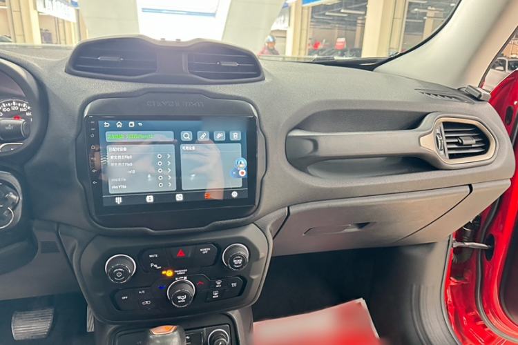 Used Jeep Renegade 2018 Connected Large Screen Version 180T Automatic High-Energy Edition Interior 4