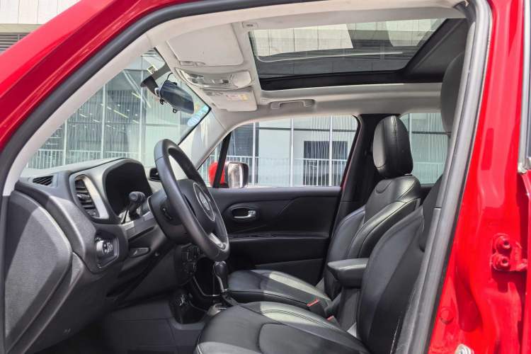 Used Jeep Renegade 2018 Connected Large Screen Version 180TS Automatic High-Energy Edition Interior 5