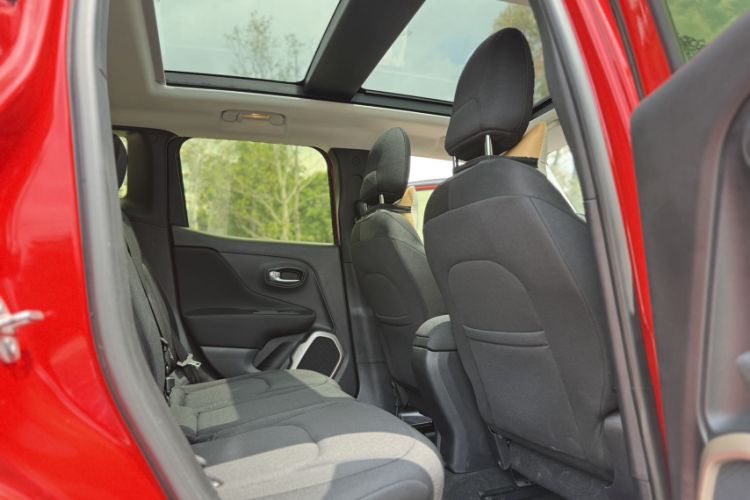 Used Jeep Renegade 2018 Connected Large Screen Version 180T Automatic High-Energy Edition Interior 5