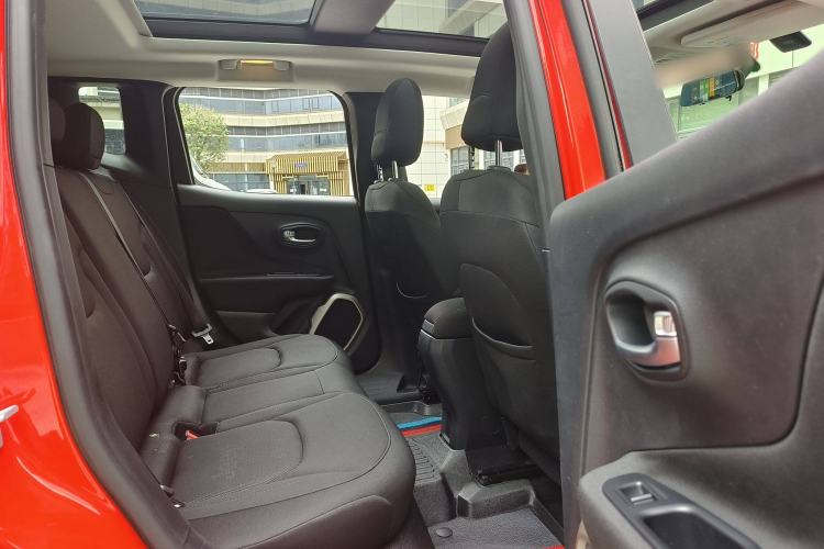 Used Jeep Renegade 2018 Connected Large Screen Version 180T Automatic High-Energy Edition Interior 5