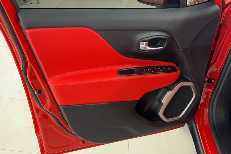 Used Jeep Renegade 2018 Connected Large Screen Version 180T Automatic High-Energy Edition Interior 5