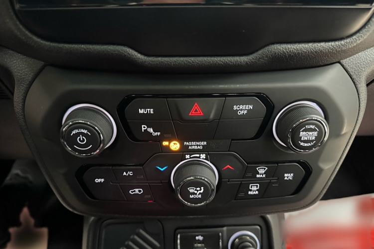 Used Jeep Renegade 2018 Connected Large Screen Version 180T Automatic High-Energy Edition Interior 5