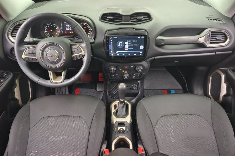 Used Jeep Renegade 2018 Connected Large Screen Version 180T Automatic High-Energy Edition Interior 6