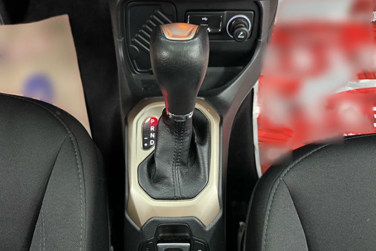 Used Jeep Renegade 2018 Connected Large Screen Version 180T Automatic High-Energy Edition Interior 6