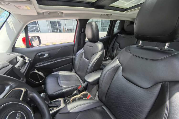 Used Jeep Renegade 2018 Connected Large Screen Version 180TS Automatic High-Energy Edition Interior 7