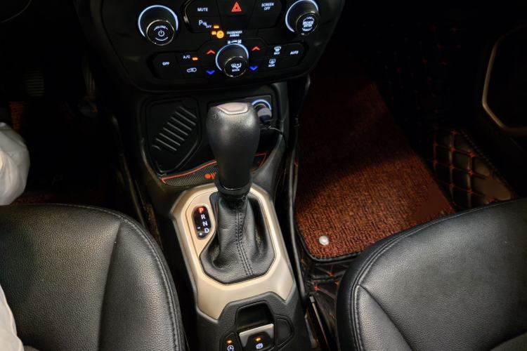 Used Jeep Renegade 2018 Connected Large Screen Version 180T Automatic Jingneng Version Interior 7