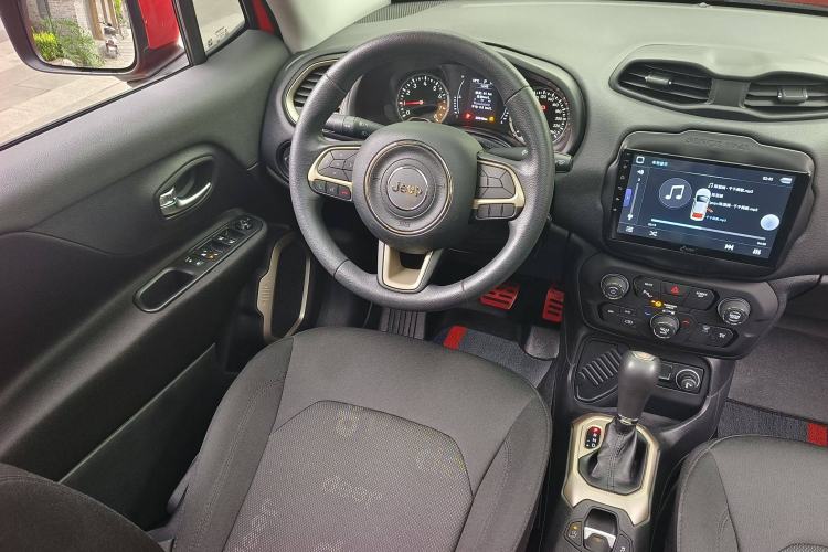 Used Jeep Renegade 2018 Connected Large Screen Version 180T Automatic High-Energy Edition Interior 7