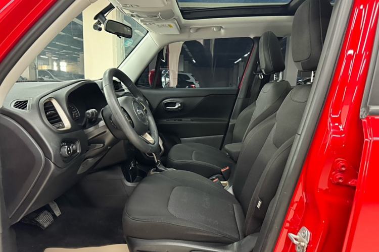Used Jeep Renegade 2018 Connected Large Screen Version 180T Automatic High-Energy Edition Interior 7