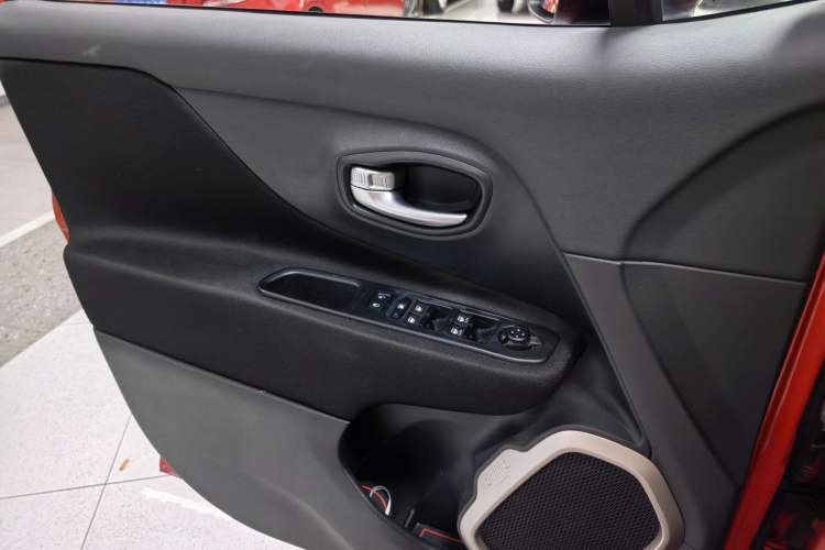 Used Jeep Renegade 2018 Connected Large Screen Version 180T Automatic Jingneng Version Interior 8