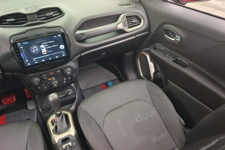 Used Jeep Renegade 2018 Connected Large Screen Version 180T Automatic High-Energy Edition Interior 8