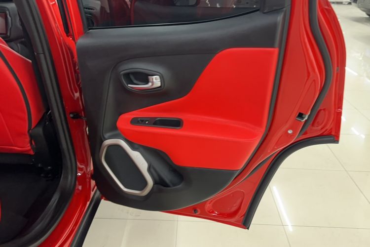 Used Jeep Renegade 2018 Connected Large Screen Version 180T Automatic High-Energy Edition Interior 8