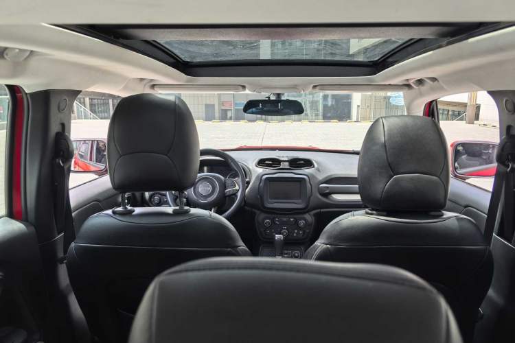 Used Jeep Renegade 2018 Connected Large Screen Version 180TS Automatic High-Energy Edition Interior 9