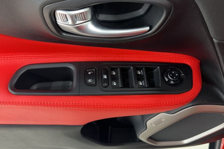 Used Jeep Renegade 2018 Connected Large Screen Version 180T Automatic High-Energy Edition Interior 9