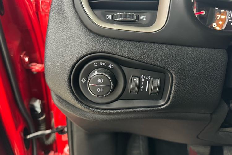 Used Jeep Renegade 2018 Connected Large Screen Version 180T Automatic High-Energy Edition Interior 9