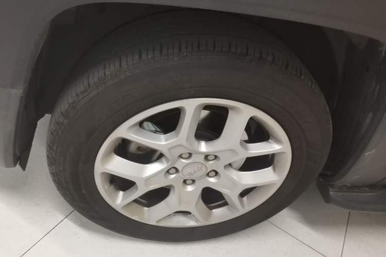 Used Jeep Renegade 2018 Connected Large Screen Version 180T Automatic Jingneng Version Left Front Wheel Hub