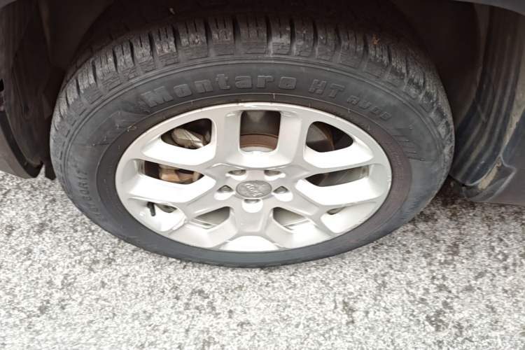 Used Jeep Renegade 2018 Connected Large Screen Version 180T Automatic High-Energy Edition Left Front Wheel Hub