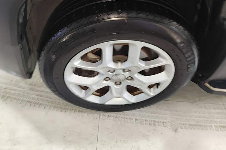 Used Jeep Renegade 2018 Connected Large Screen Version 180T Automatic High-Energy Edition Left Front Wheel Hub