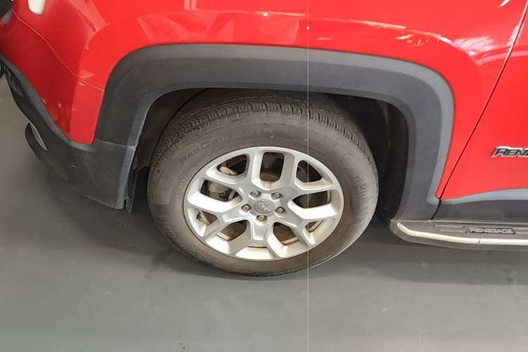 Used Jeep Renegade 2018 Connected Large Screen Version 180T Automatic Jingneng Version Left Front Wheel Hub