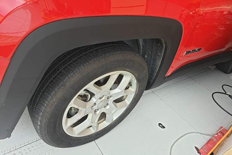 Used Jeep Renegade 2018 Connected Large Screen Version 180T Automatic High-Energy Edition Left Front Wheel Hub