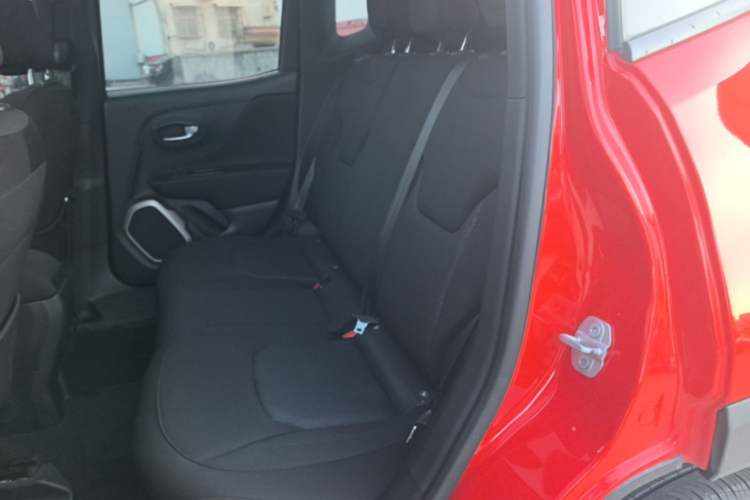 Used Jeep Renegade 2018 Connected Large Screen Version 180T Automatic Jingneng Version Left Rear Seat