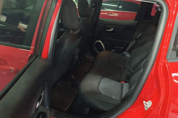 Used Jeep Renegade 2018 Connected Large Screen Version 180T Automatic High-Energy Edition Left Rear Seat