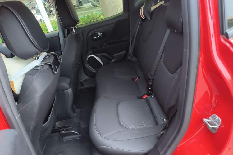 Used Jeep Renegade 2018 Connected Large Screen Version 180T Automatic High-Energy Edition Left Rear Seat