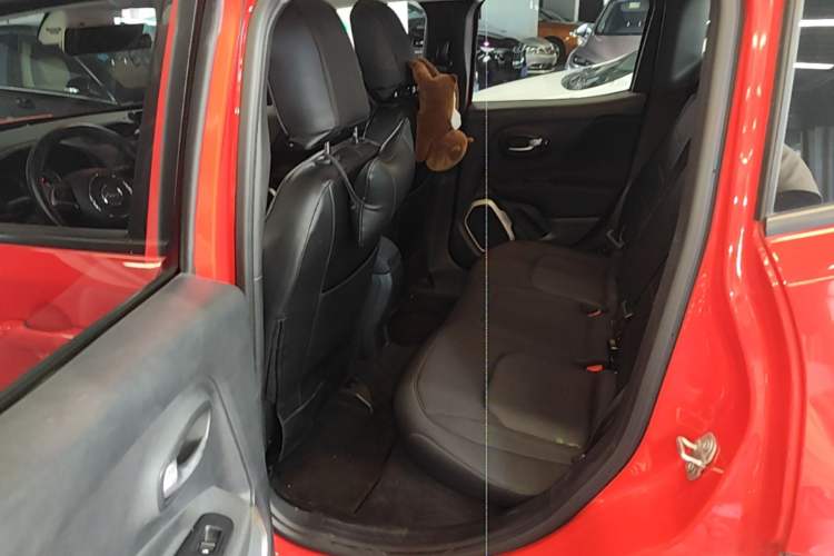 Used Jeep Renegade 2018 Connected Large Screen Version 180T Automatic Jingneng Version Left Rear Seat