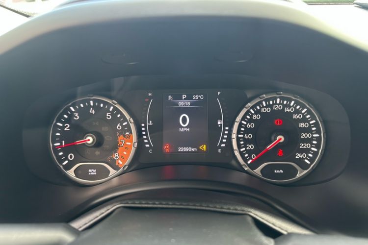 Used Jeep Renegade 2018 Connected Large Screen Version 180T Automatic High-Energy Edition Odometer Close Up