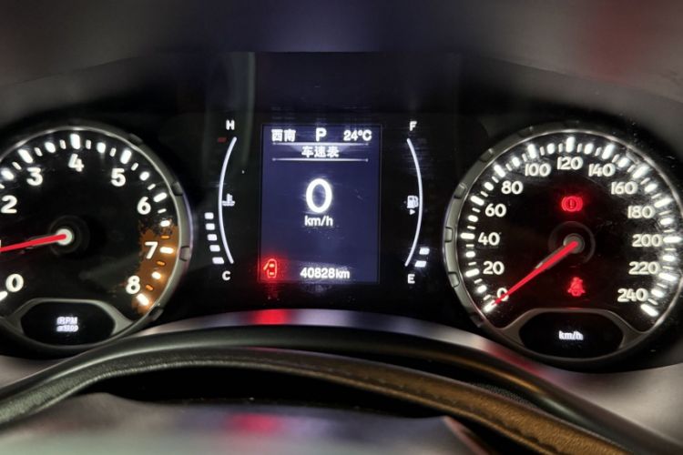 Used Jeep Renegade 2018 Connected Large Screen Version 180T Automatic High-Energy Edition Odometer Close Up