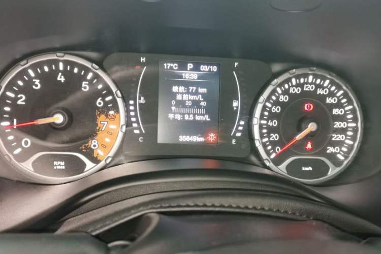 Used Jeep Renegade 2018 Connected Large Screen Version 180T Automatic High-Energy Edition Odometer Close Up