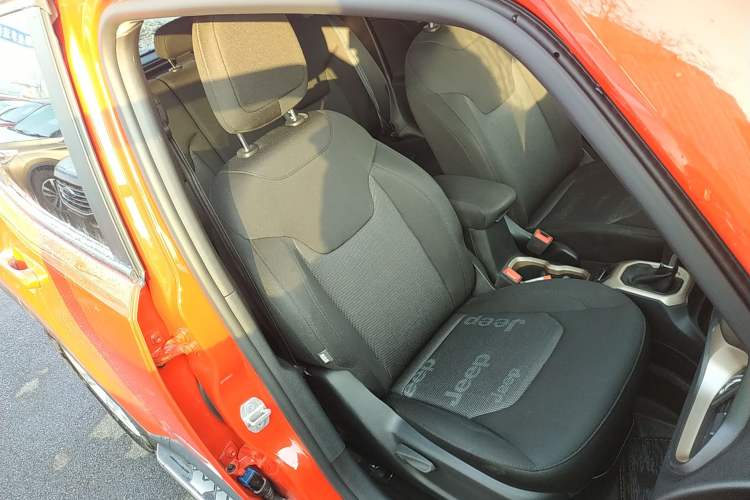 Used Jeep Renegade 2018 Connected Large Screen Version 180T Automatic Jingneng Version Right Front Seat