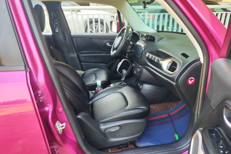 Used Jeep Renegade 2018 Connected Large Screen Version 180T Automatic High-Energy Edition Right Front Seat