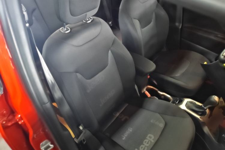 Used Jeep Renegade 2018 Connected Large Screen Version 180T Automatic Jingneng Version Right Front Seat