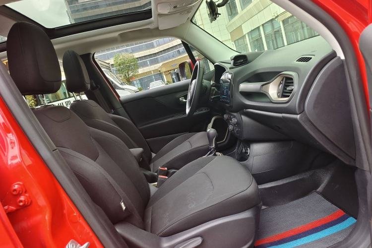 Used Jeep Renegade 2018 Connected Large Screen Version 180T Automatic High-Energy Edition Right Front Seat