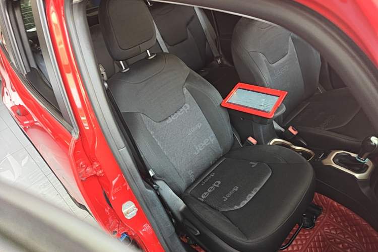 Used Jeep Renegade 2018 Connected Large Screen Version 180T Automatic High-Energy Edition Right Front Seat