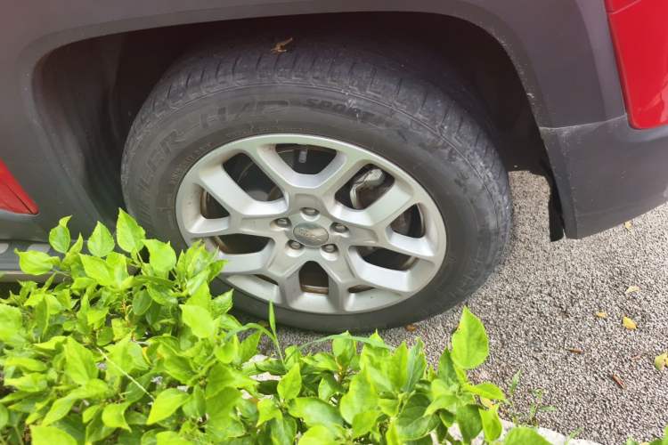 Used Jeep Renegade 2018 Connected Large Screen Version 180T Automatic High-Energy Edition Right Front Wheel Hub