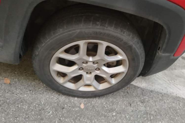 Used Jeep Renegade 2018 Connected Large Screen Version 180T Automatic High-Energy Edition Right Front Wheel Hub
