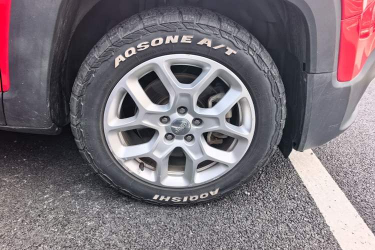 Used Jeep Renegade 2018 Connected Large Screen Version 180T Automatic High-Energy Edition Right Front Wheel Hub