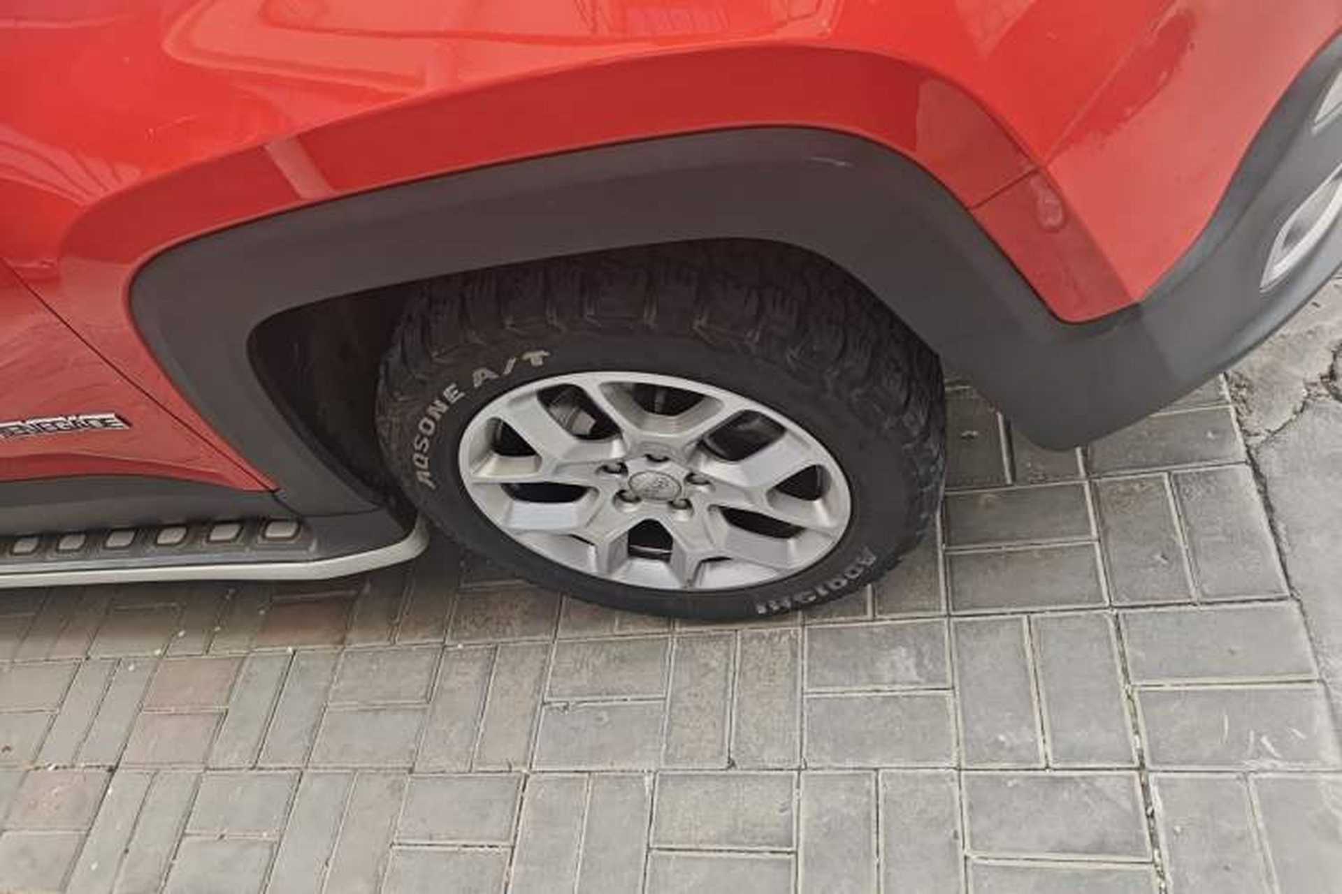 Used Jeep Renegade 2018 Connected Large Screen Version 180T Automatic High-Energy Edition Right Front Wheel Hub