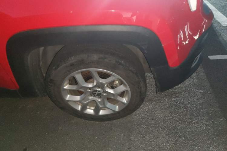 Used Jeep Renegade 2018 Connected Large Screen Version 180T Automatic High-Energy Edition Right Front Wheel Hub
