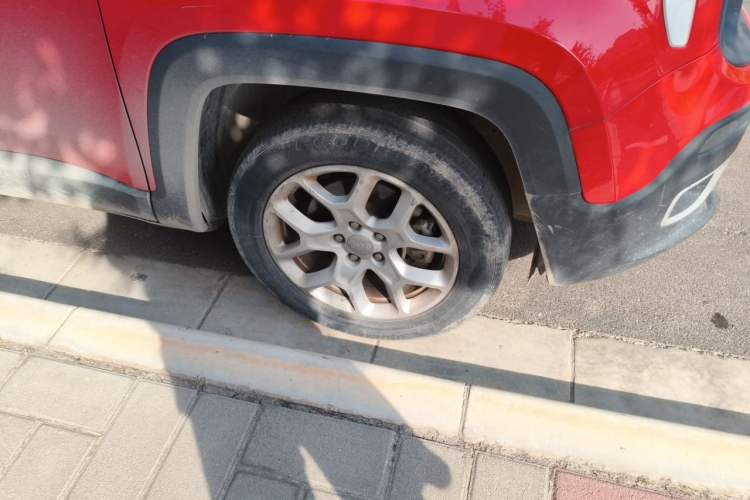 Used Jeep Renegade 2018 Connected Large Screen Version 180T Automatic High-Energy Edition Right Front Wheel Hub