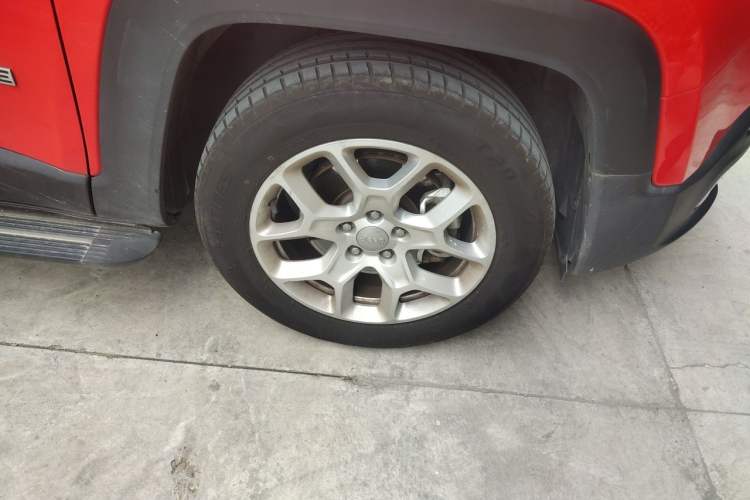 Used Jeep Renegade 2018 Connected Large Screen Version 180T Automatic Jingneng Version Right Front Wheel Hub