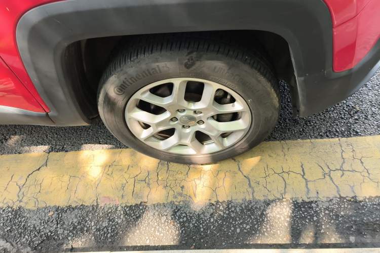 Used Jeep Renegade 2018 Connected Large Screen Version 180T Automatic High-Energy Edition Right Front Wheel Hub