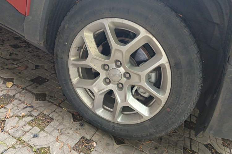 Used Jeep Renegade 2018 Connected Large Screen Version 180T Automatic High-Energy Edition Right Front Wheel Hub